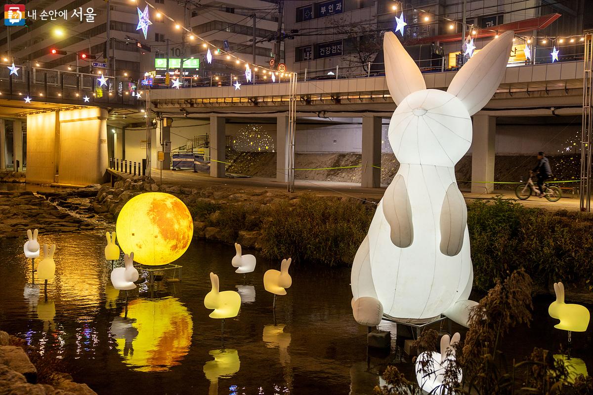 '별'을 테마로 한 이번 축제 중 가장 큰 규모를 자랑하는 '별에서 온 토끼' 조형물 ©임중빈