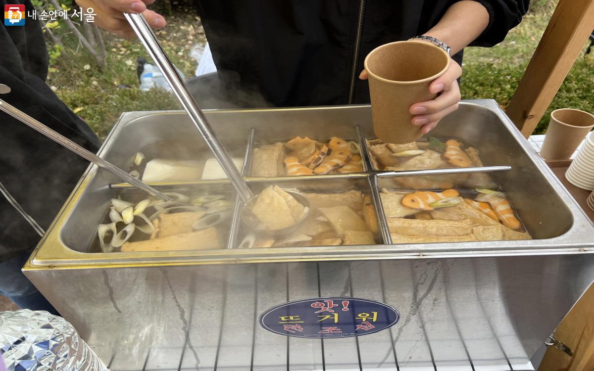 체험 3개를 완료하고 받은 스티커로 어묵탕, 솜사탕, 커피, 아이스티 등 간식을 먹을 수 있었다. ©박지영