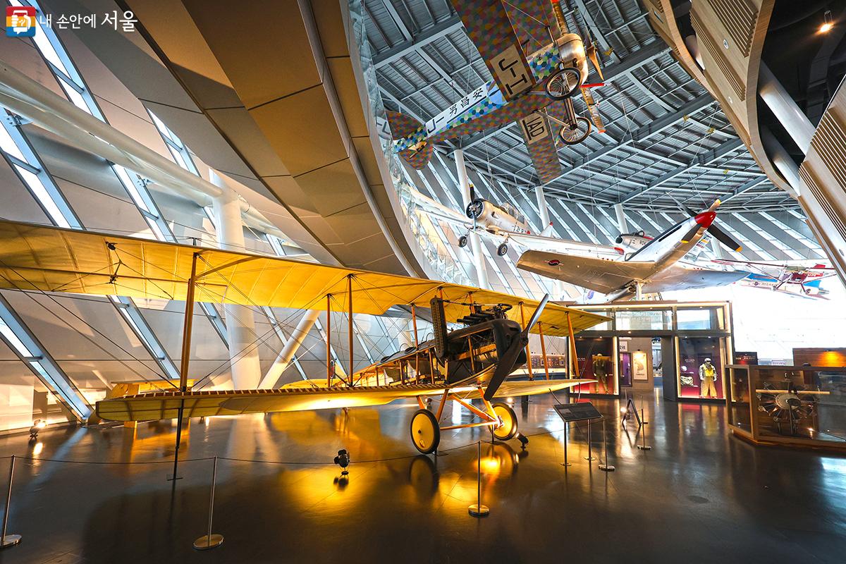 국립항공박물관에서는 실제 크기의 항공기를 가까이에서 볼 수 있다. ©김주연