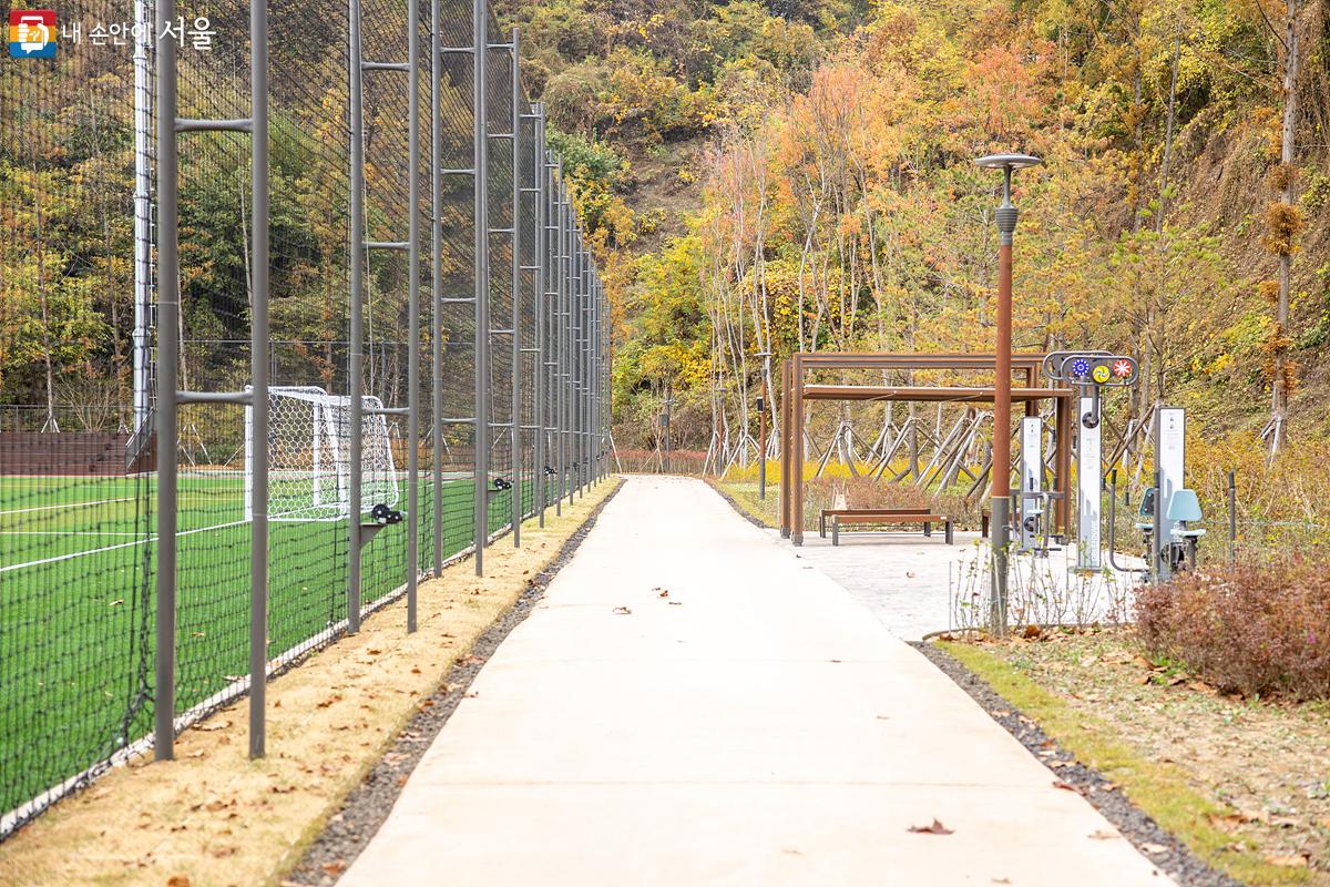 축구장, 테니스장 등 체육 시설 주변을 산책로로 만들어 한정적인 공간을 효과적으로 사용하고 있다. ©임중빈