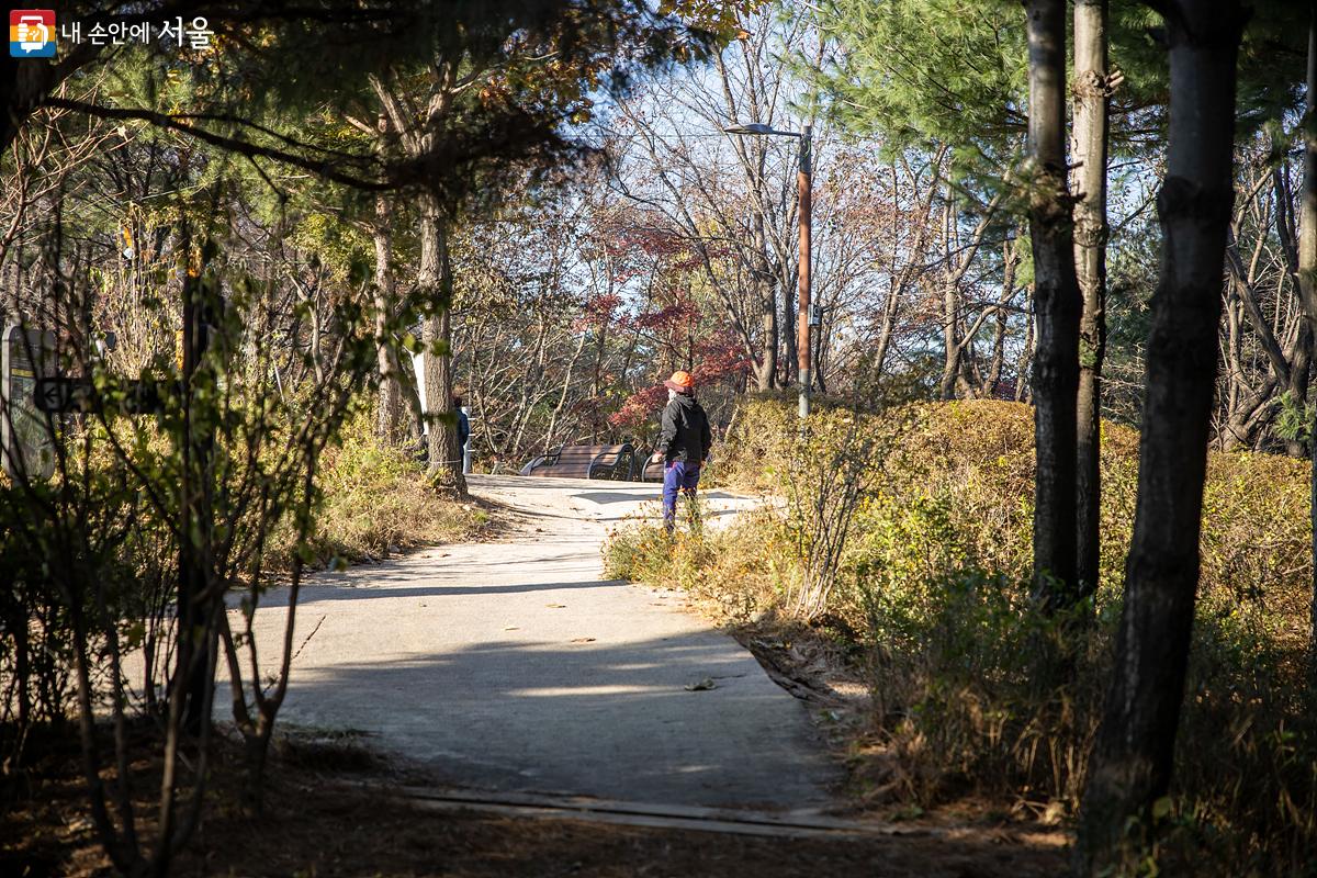 이번에 개통된 4.4km의 둘레길 구간을 걷는 시민들의 모습을 종종 볼 수 있었다. 일부 구간에서는 맨발 걷기로도 활용하고 있었다. ⓒ임중빈