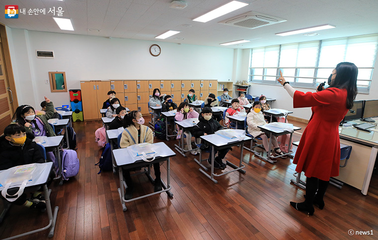서울시는 초등학교 취학통지서 온라인제출 서비스를 12월 1일부터 시작한다.