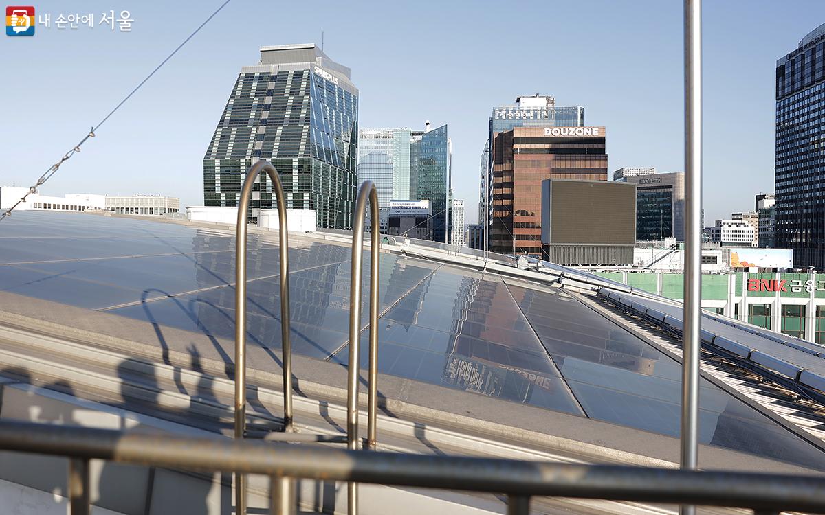 태양광 발전 시스템은 태양전지(태양광 패널)를 이용하여 태양의 빛에너지를 전기에너지로 변환, 하늘광장, 수직 정원, 신청사 조명 등에 이용된다. 사진은 옥상에 설치된 태양광 집광판 ⓒ김아름