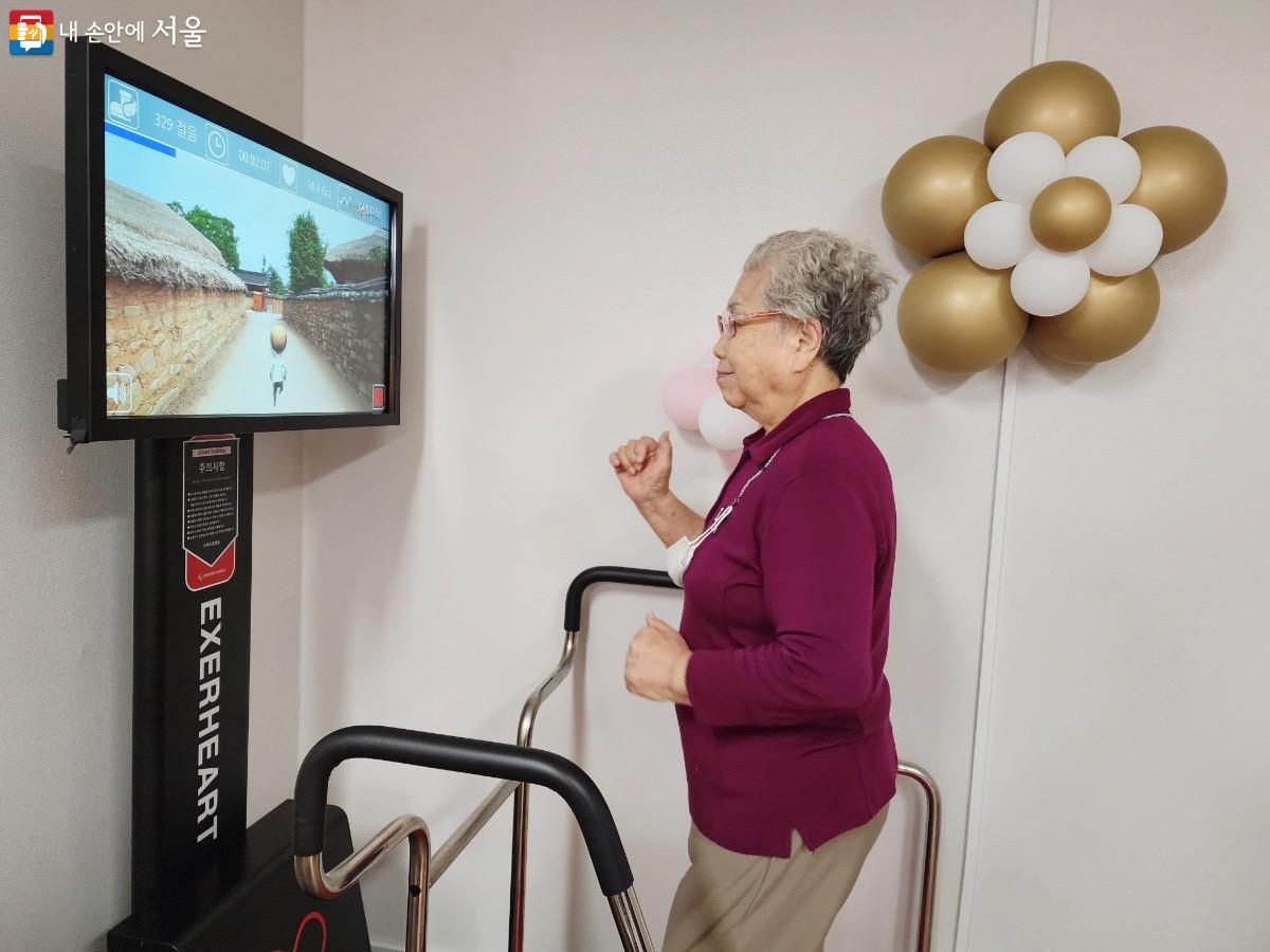 91세 연세가 믿어지지 않는 황덕배 할머니가 스마트워킹을 즐겁게 하고 있다. Ⓒ김은주