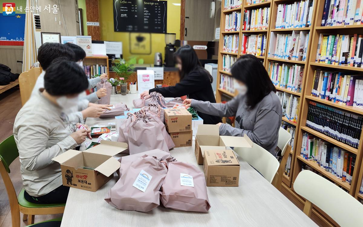 연말을 맞아 마련한 혹한기 용품을 정성스레 포장 중인 자원봉사캠프 활동가들 ⓒ김미선