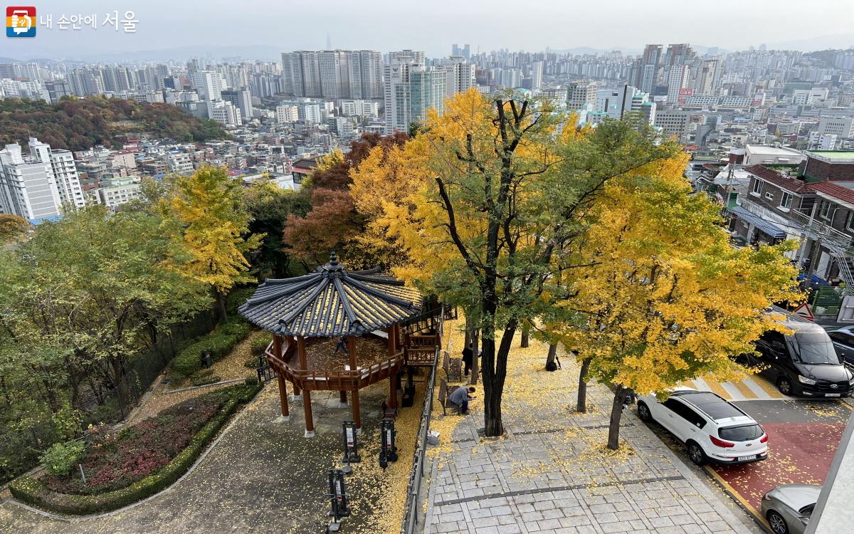 채석장전망대에서 내려다본 창신동. 창신동 일대를 둘러볼 수 있어 좋다. ©박지영