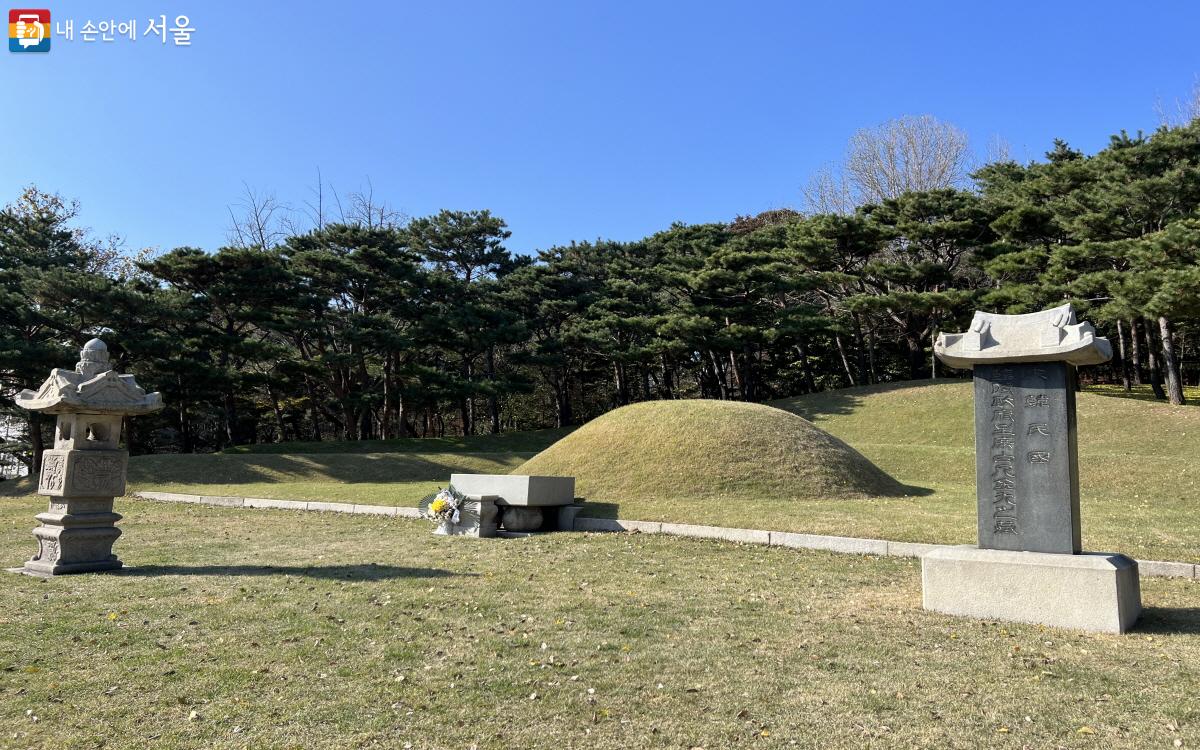 계단과 무장애 통로를 이용해 김구 묘역을 가깝게 볼 수 있다. ⓒ박지영