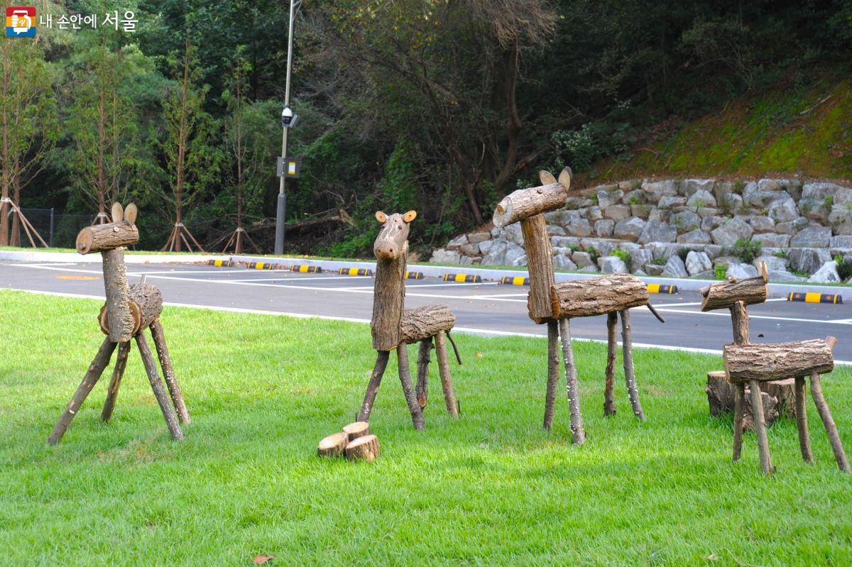 캠핑장 곳곳에 설치된 꽃사슴, 고라니, 멧돼지 등의 목공예 작품은 산림부산물을 이용해 제작했다. ©조수봉