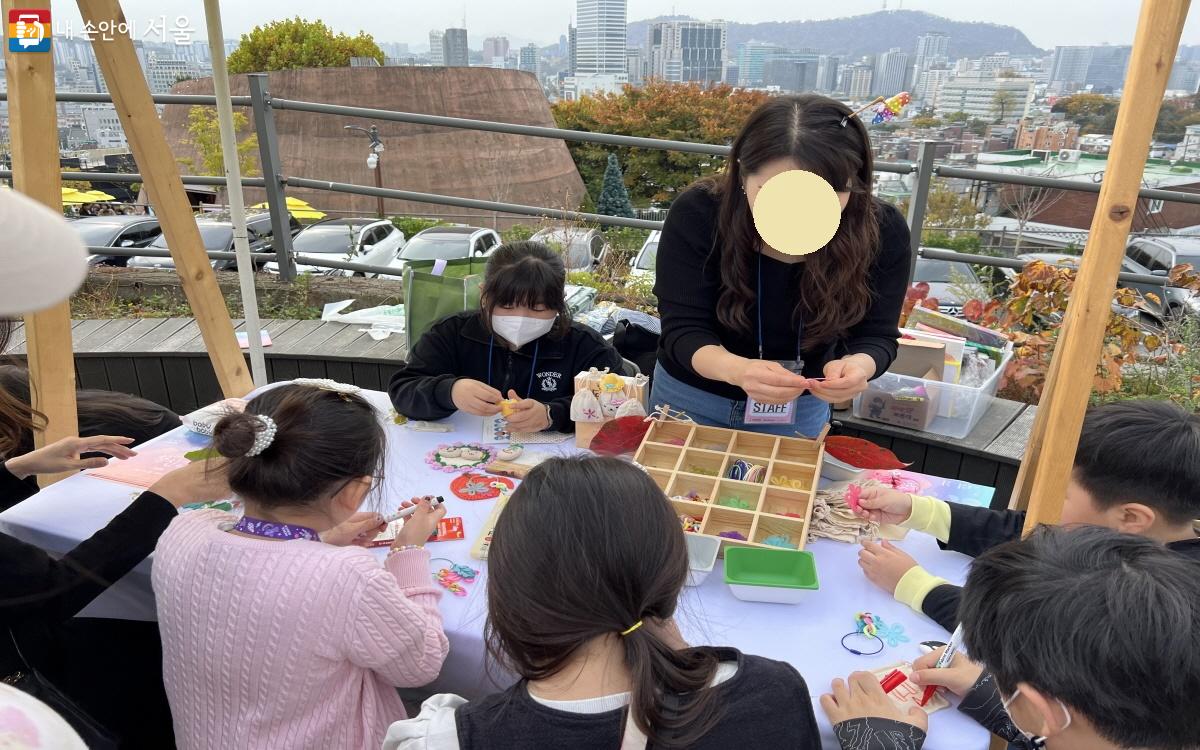 행사장 곳곳에 마련된 체험 부스마다 동네 아이들로 성황을 이뤘다. ©박지영