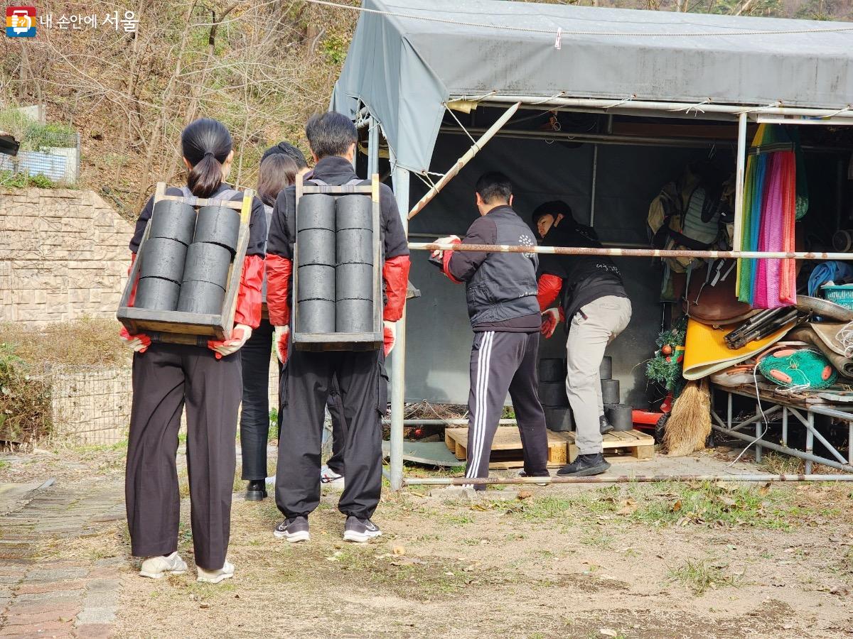 연탄나눔봉사는 누구나 할 수 있는 기부와 봉사 활동으로 신청을 통해 참여할 수 있다. ©김은주