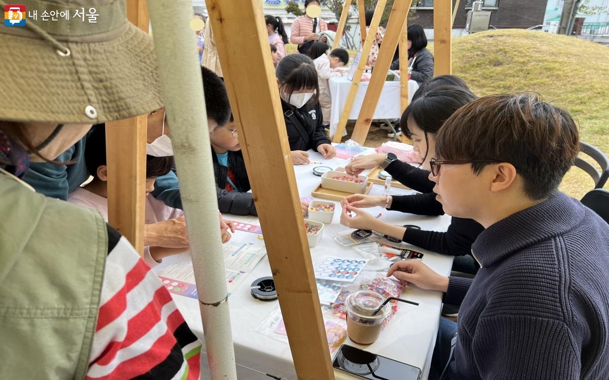 준비된 체험에 참여 중인 아이들. 어렵지 않은 체험들로 구성되어 누구나 부담 없이 참여할 수 있었다. ©박지영