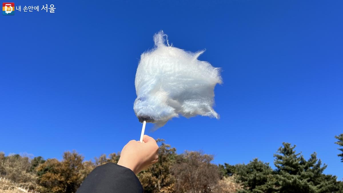 달콤한 솜사탕의 유혹에 한 입 떼어 맛보다 보니, 멋진 솜사탕 구름으로 변해갔다. ⓒ이준엽