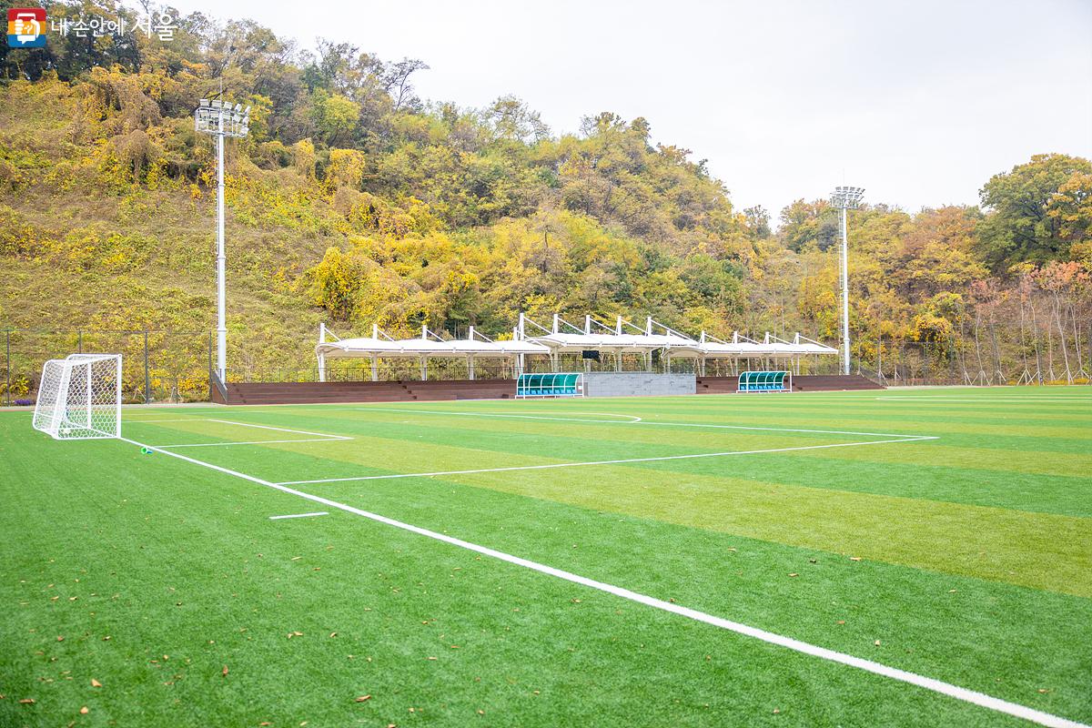 테니스장과 마찬가지로 인조잔디 축구장도 내년 1월부터 예약제를 통해 정식 운영될 예정이다. ©임중빈