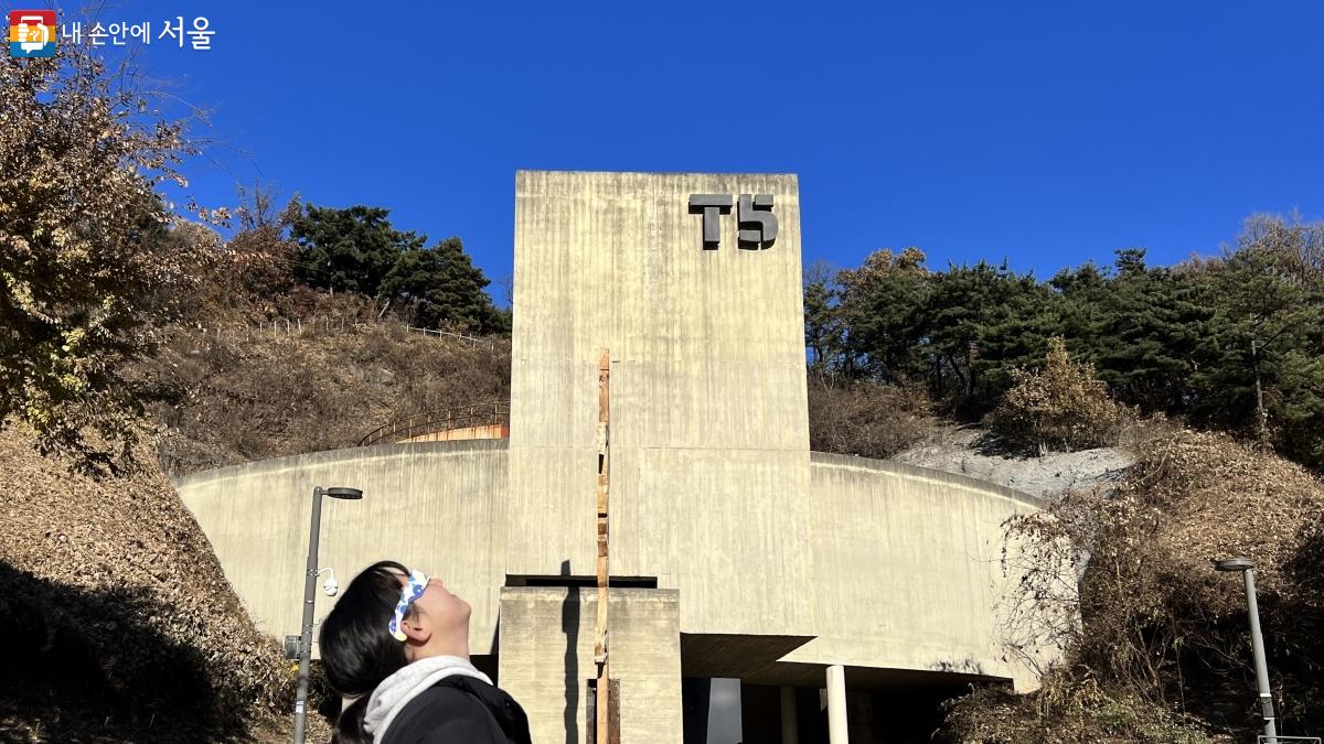 단순한 종이 안경이지만, 하늘과 구름에 집중할 수 있도록 도와주는 신비한 힘을 가지고 있었다. ⓒ이준엽