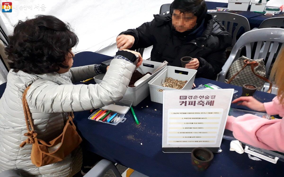 '경춘선숲길 청춘테라스 커피축제'에서 커피박 화분 만들기 체험 중인 시민들 ©엄윤주  