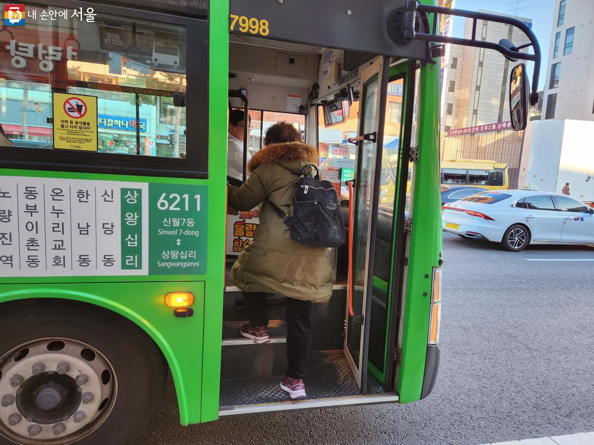 버스에 승차하고 있는 어르신. 중구에서 어르신의 버스·택시비를 지원하는 사업을 시작한다. ©조시승