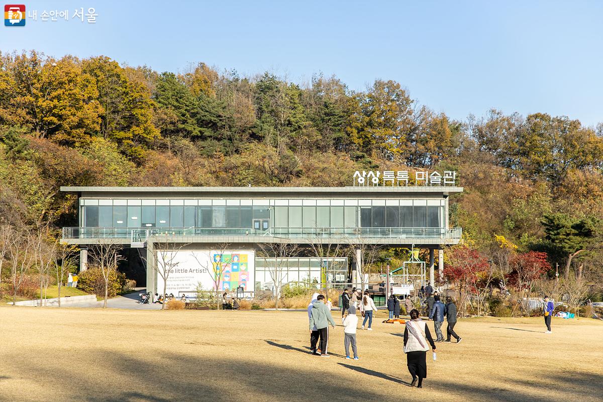 '상상톡톡미술관' 앞에 있는 광장은 많은 시민들과 관광객들이 애정하는 피크닉 장소다. ⓒ임중빈