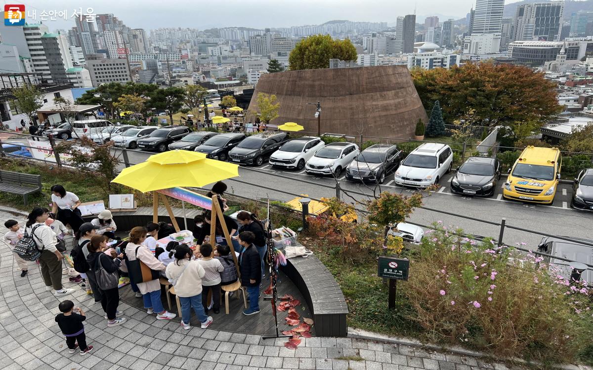 창신소통공작소에서 내려다본 전망. 산마루놀이터와 동대문 일대가 한눈에 들어온다. ©박지영