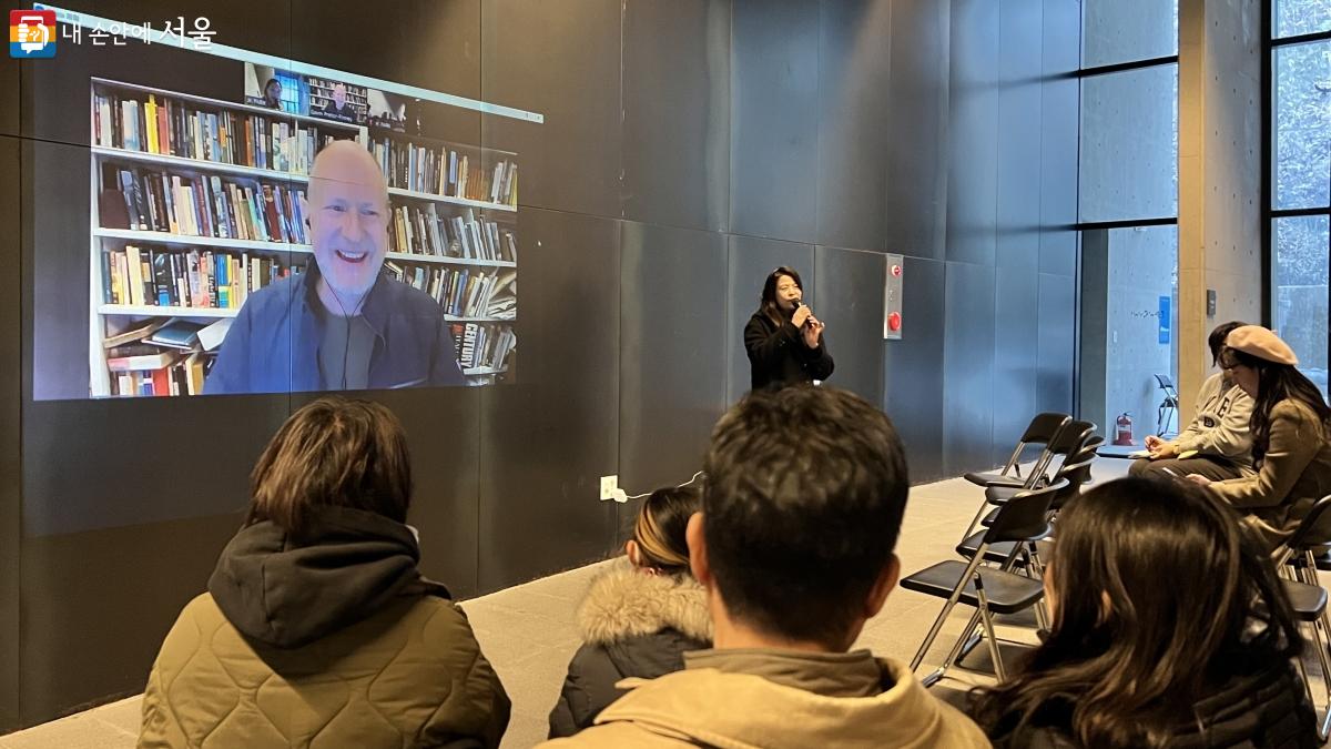 구름감상협회 창립자인 개빈 프레터피니를 온라인으로 실시간 연결해 온라인 포럼을 가졌다. ⓒ이준엽