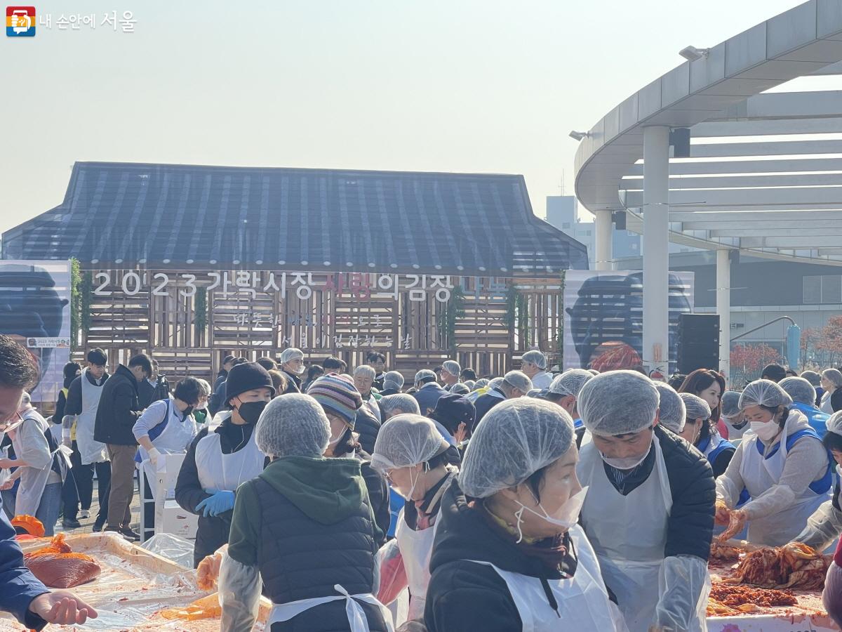 '2023 가락시장 사랑의 김장 나눔 축제'가 열린 가락몰 3층 하늘공원 ⓒ이정민
