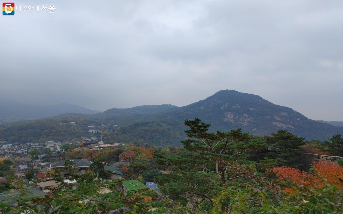 야외 공간에서는 백악산과 부암동을 조망할 수 있다. ©김창일