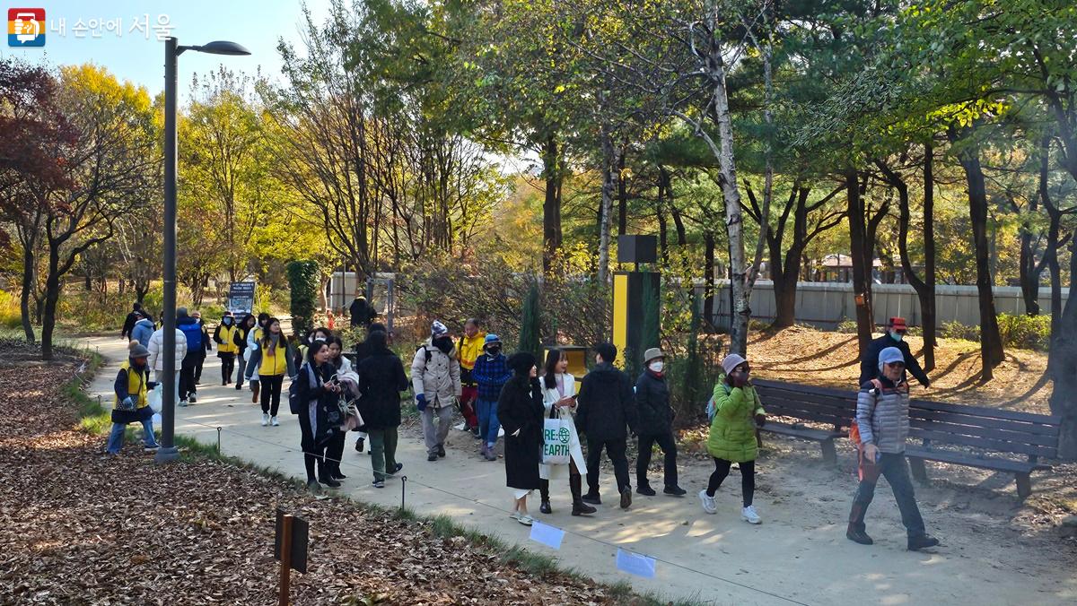 추운 날씨에도 손목닥터 9988 서울숲 걷기 챌린지에 많은 시민이 참여했다. ©최용수
