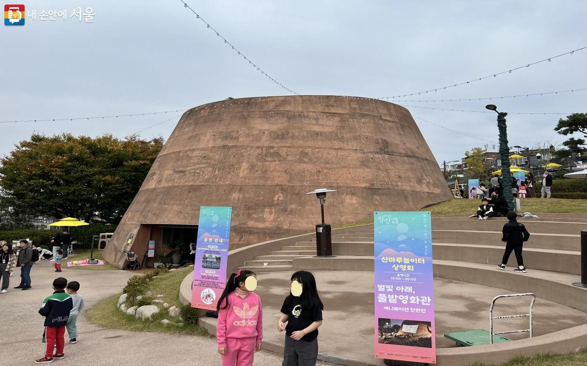 외관부터 눈길을 끄는 산마루놀이터. 여러 복잡한 놀이기구는 없지만, 창의적 놀이로 무한한 확장 가능성을 지닌  곳이다. ©박지영