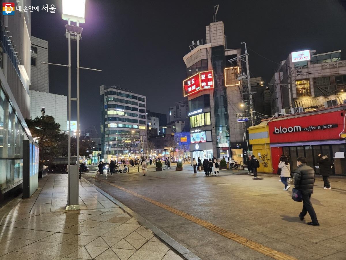 '신촌스퀘어'가 조성되는 곳은 버스킹 공연이 열릴 때마다 사람이 많이 모여든다. ⓒ윤혜숙