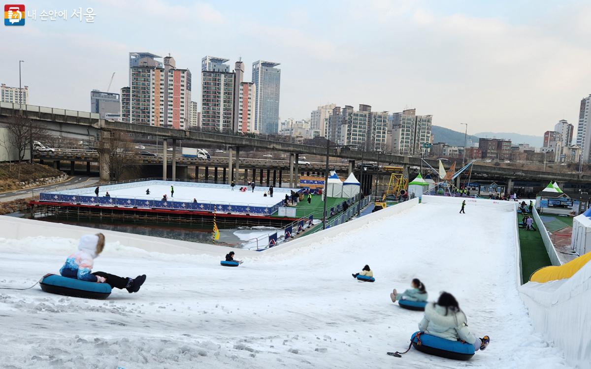 출발 신호와 동시에 튜브가 슬로프를 내려간다. ©김미선