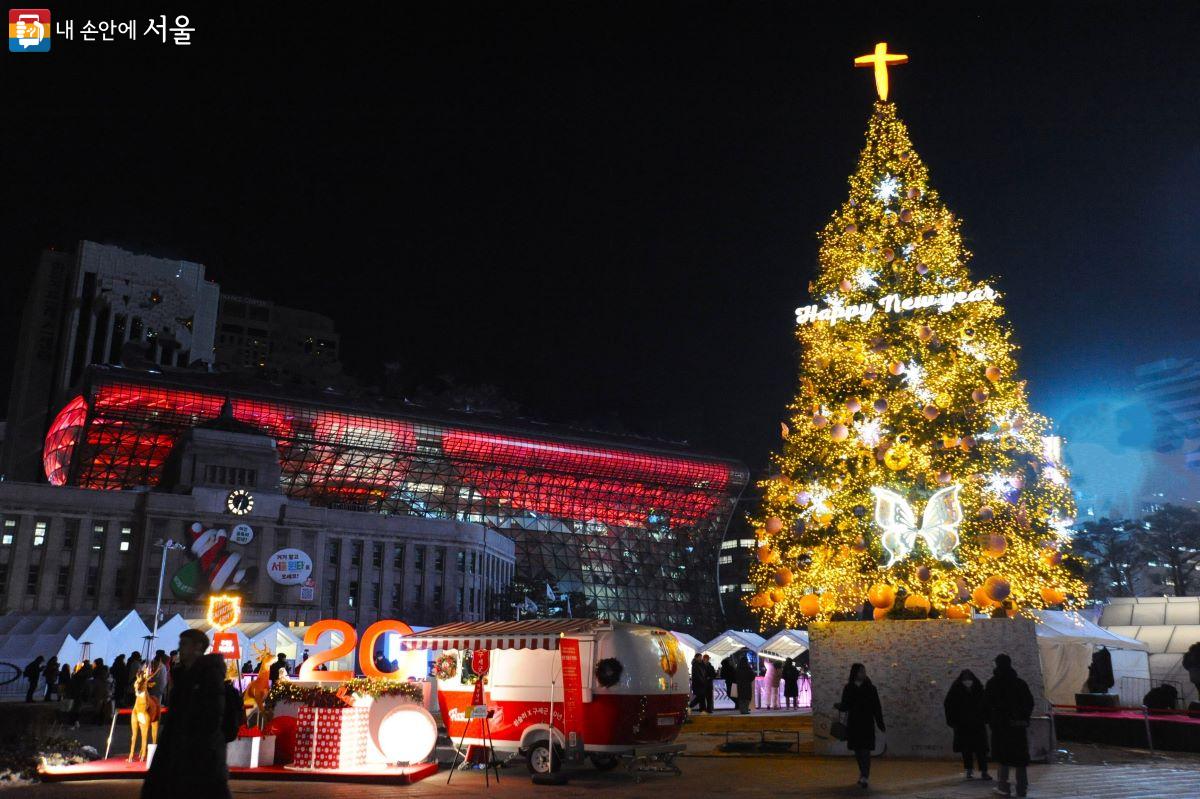 서울광장의 대형 크리스마스 트리가 축제 분위기를 더해준다. ⓒ조수봉