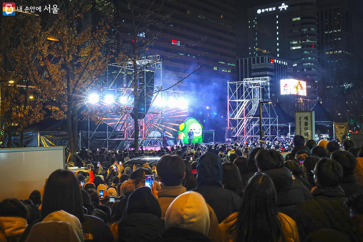 '서울빛초롱축제'의 개막 공연을 기다리며 세종문화회관 앞을 가득 메운 시민들 ©김주연