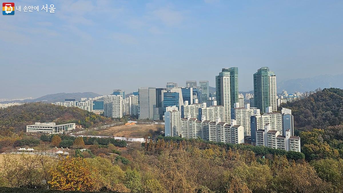 하늘공원 전망대에서 바라본 DMC 일대(왼쪽으로 박정희기념관, 오른쪽으로 아파트 단지) ©최용수