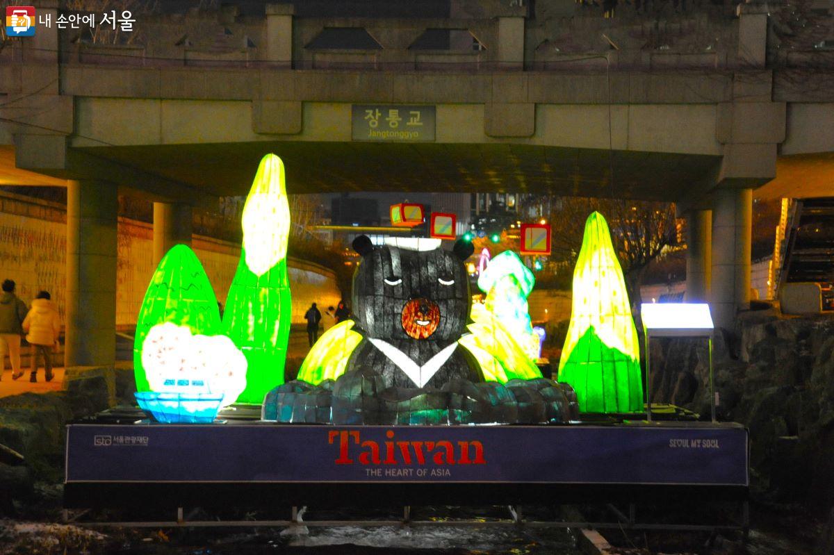 서울빛초롱축제에 전시된 대만관광청 마스코트 <오숑> ⓒ조수봉