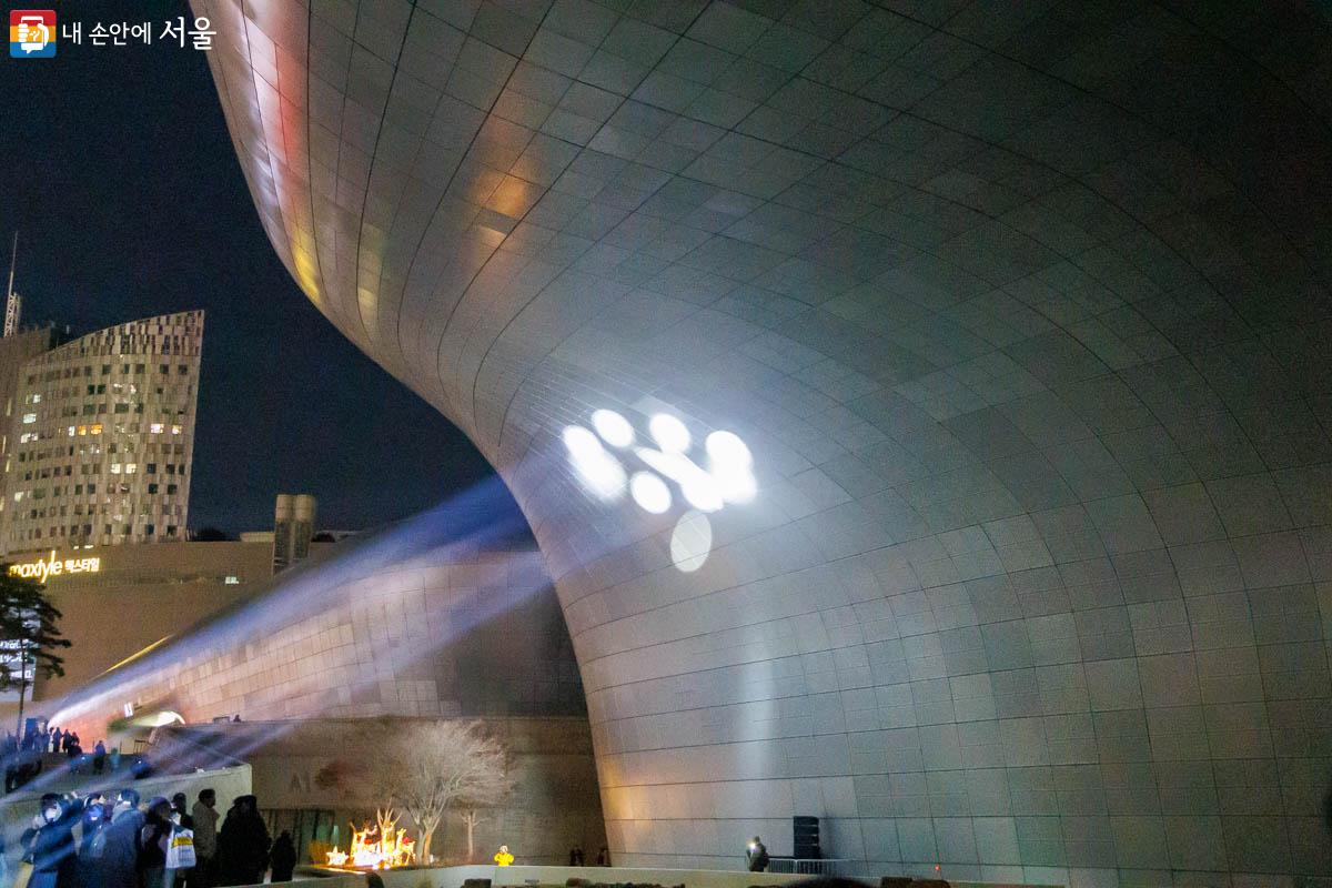 서울라이트 DDP 개막식 카운트다운이 시작되자 DDP 외벽으로 빛이 발사되고 있다. Ⓒ유서경