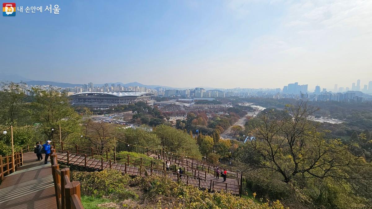 하늘계단 정상에서 내려다본 월드컵경기장, 평화공원 일대 ©최용수