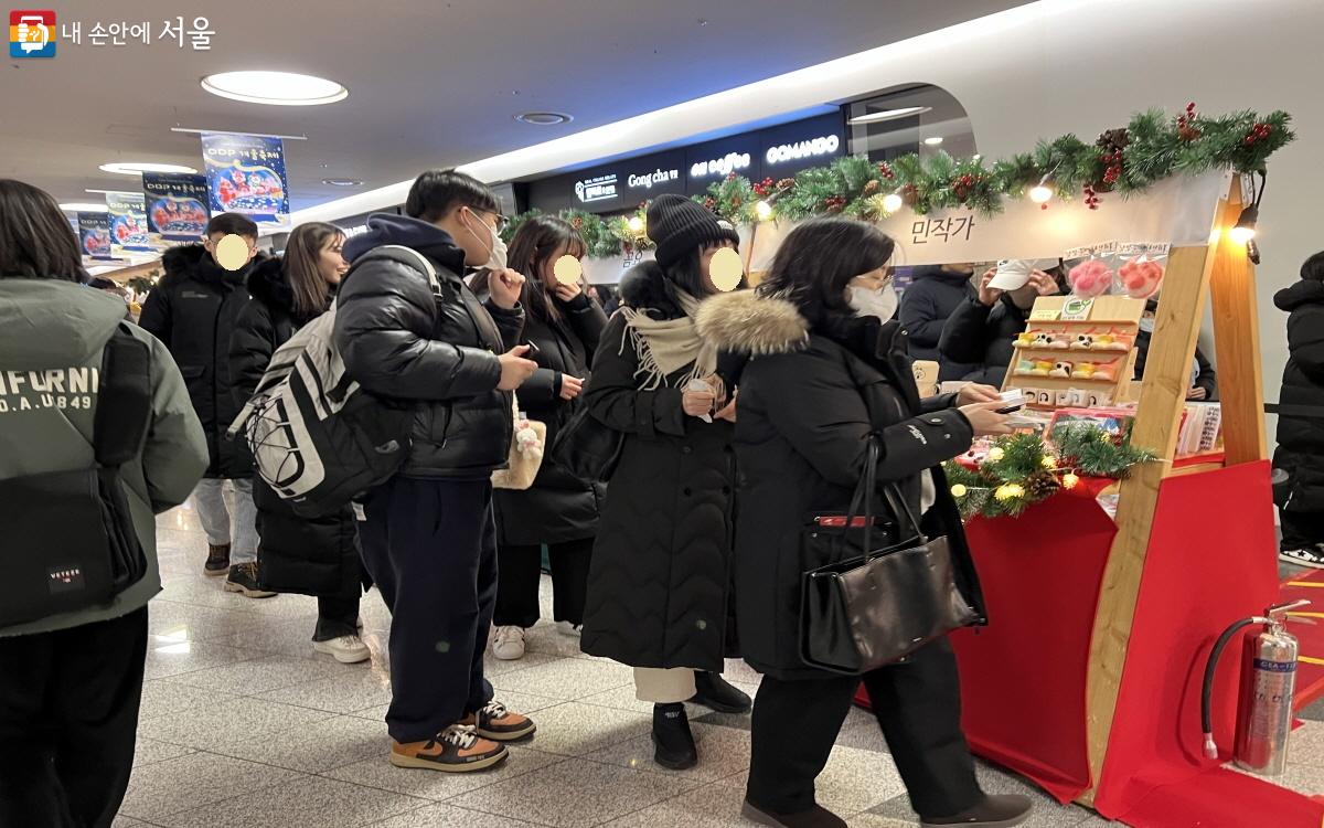 마켓이 실내에 설치되어 편안하고 여유롭게 구경할 수 있다. ⓒ박지영