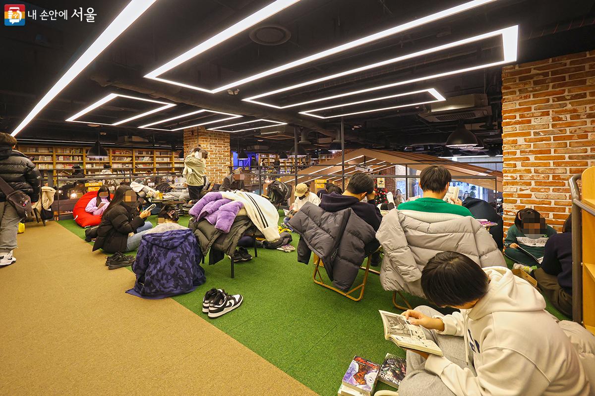 복층으로 공간에서 자유롭게 만화를 즐기는 시민들 모습 ©김주연
