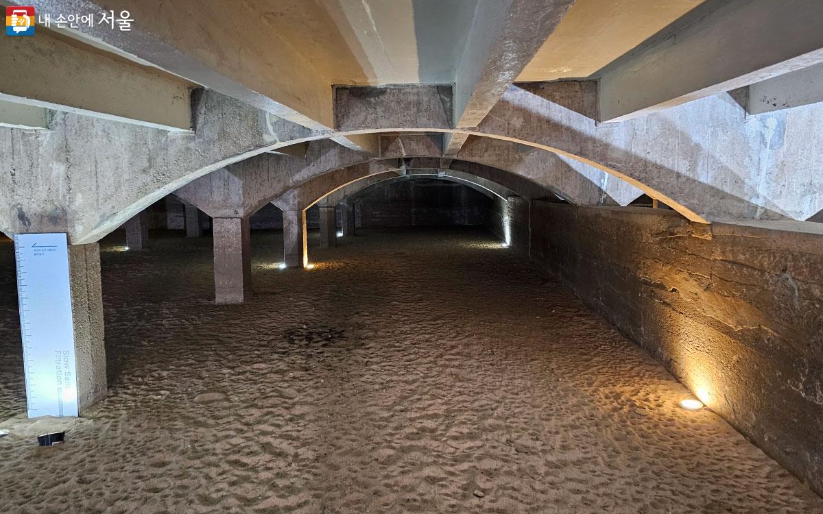 모래층 공간 위에 한강물을 채워 아래쪽으로 물을 여과·정수할 수 있게 만든 시설 ⓒ홍혜수