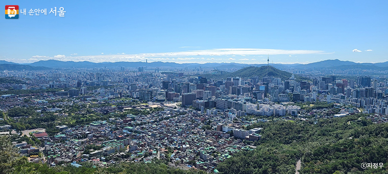 인왕산에서 바라본 서울의 많은 건축들과 랜드마크들