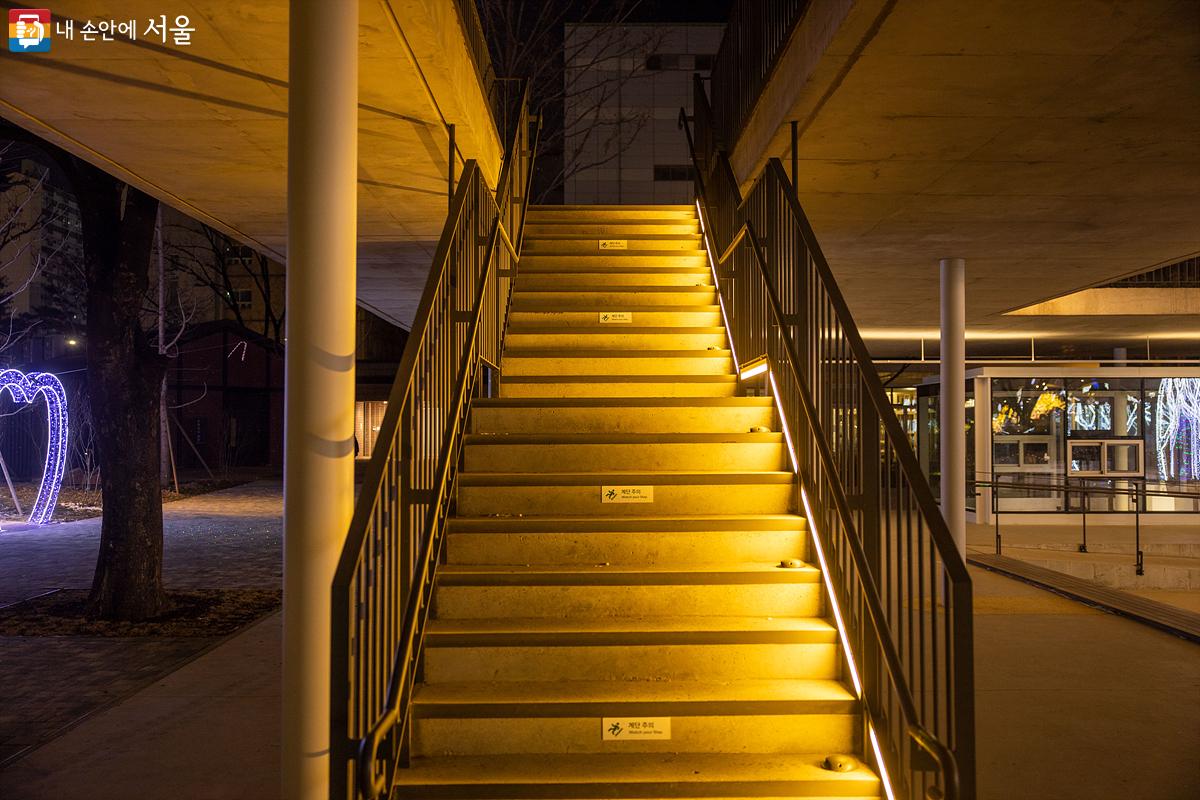 1층에서 2층 공중보행로로 향하는 계단에도 은은한 조명이 가동되고 있는 모습 ⓒ임중빈
