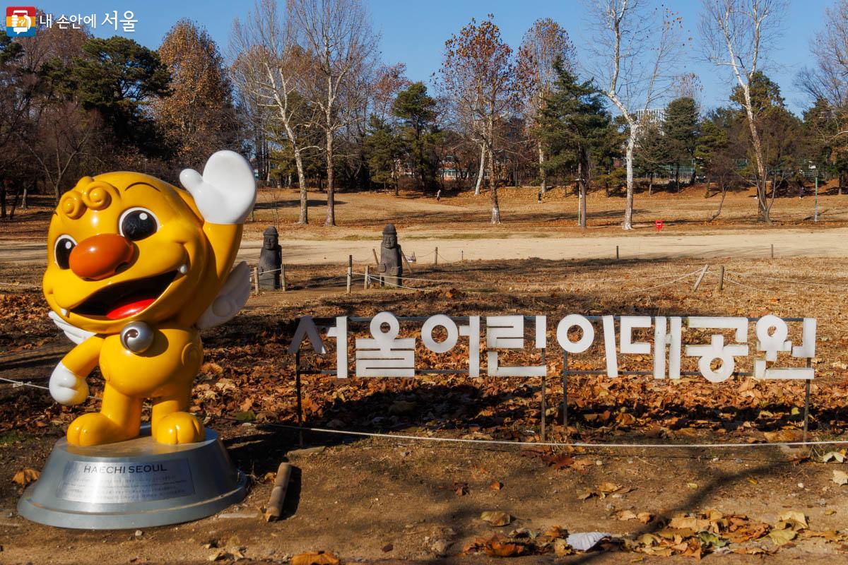 서울어린이대공원에 앙상한 나뭇가지와 함께 늦가을이 가득 내려 앉았다. ©유서경