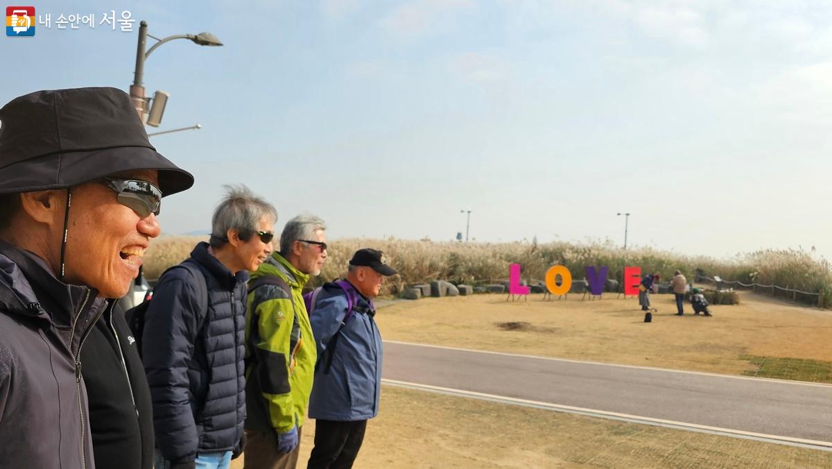 건강관리를 위해 하늘공원 산책에 나선 시민들의 행복한 모습을 볼 수 있다. ©최용수