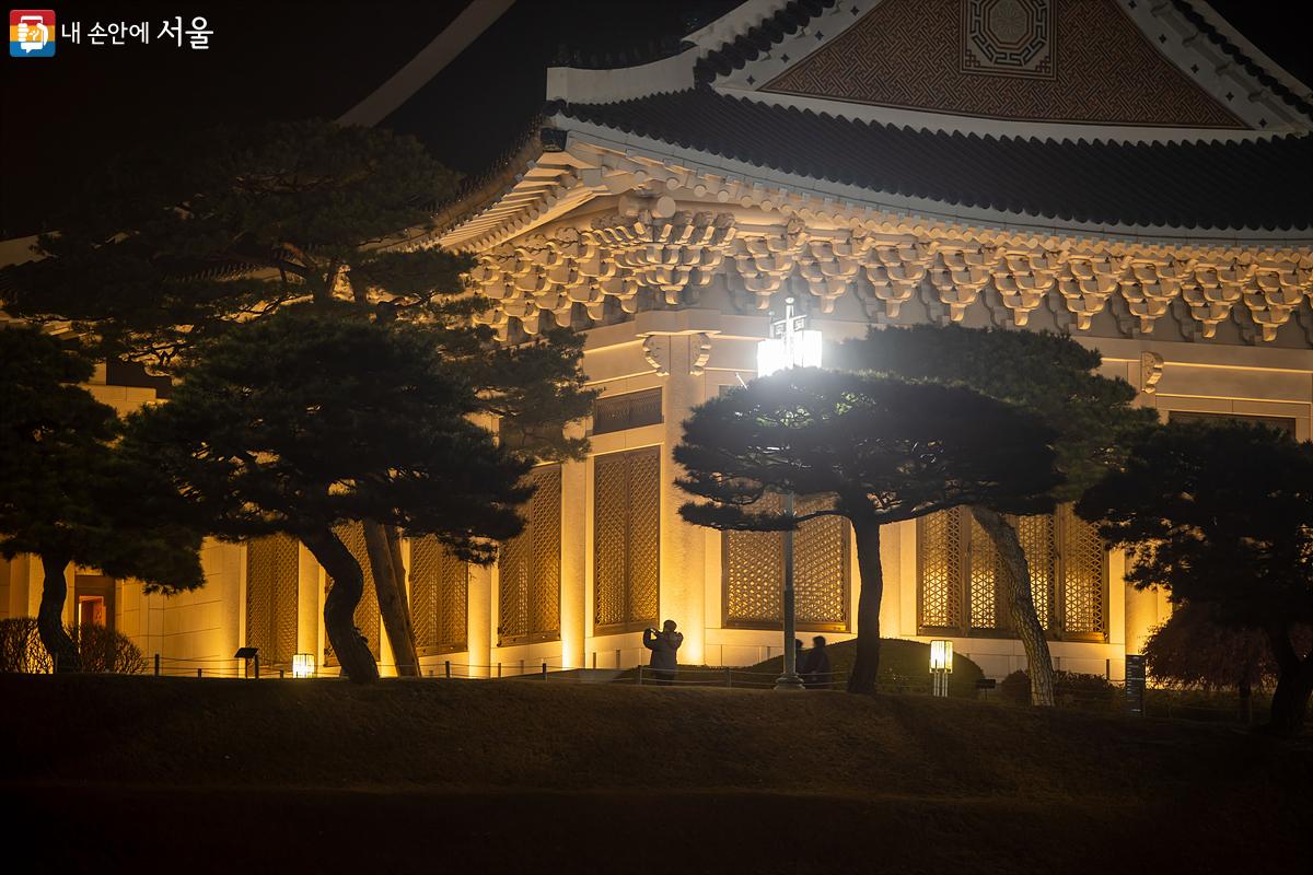 저기 멀리 먼저 본관으로 향하는 관람객들의 기대에 부푼 발걸음 소리가 들리는 듯 하다. ⓒ임중빈