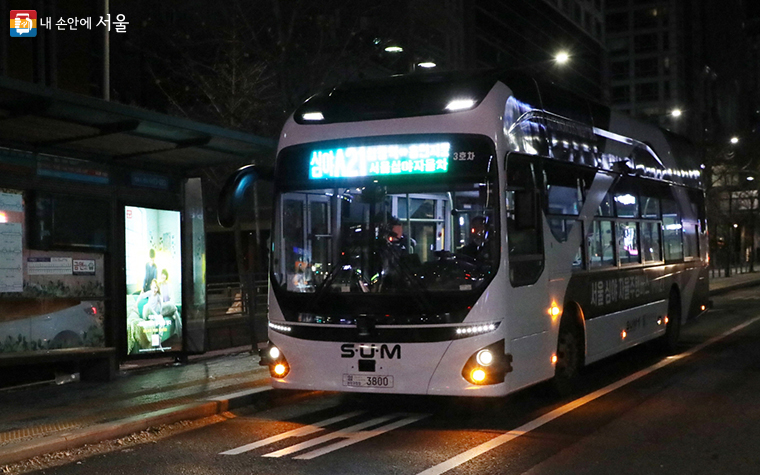 서울시가 12월 4일 23시 30분부터 심야 자율주행버스 ‘심야 A21’ 정기 운행을 시작했다. 