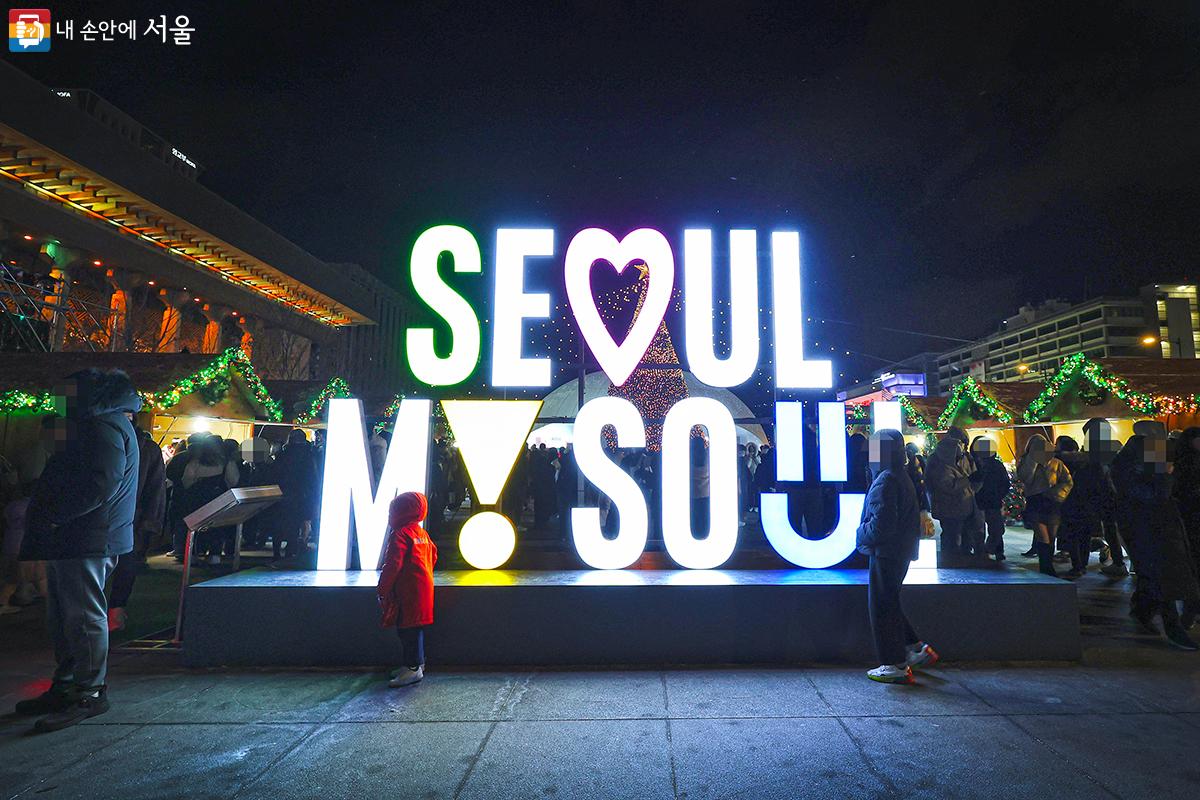 '2023 서울빛초롱축제'를 보기 위해 나온 수많은 시민들의 모습 ©김주연