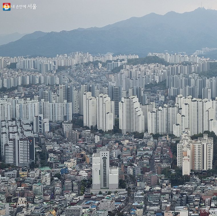 고층 아파트와 저층 다세대주택으로 양분되는 우리네 도심 주거