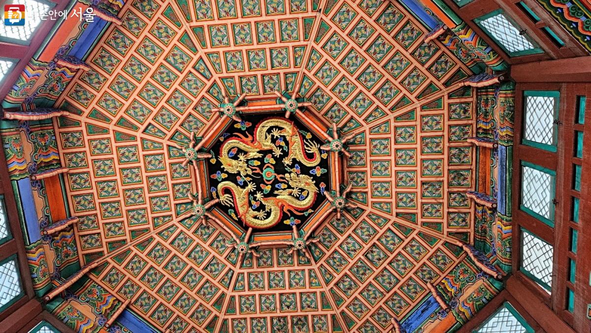 팔각형 황궁우(皇穹宇) 천장에는 황제를 상징하는 용이 위용을 과시하고 있다. ⓒ이선미
