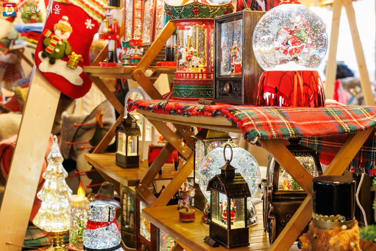 골드마켓 내에 크리스마스용품들이 가득하다. ©유서경