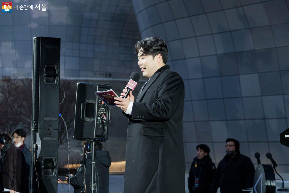 서울라이트 DDP 개막식 진행에는 개그맨 김해준이 진행을 맡았다. Ⓒ유서경