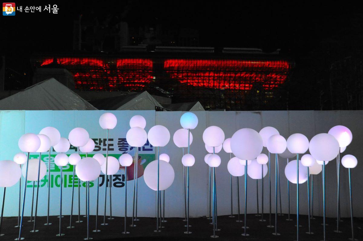소리를 통해 다양한 빛과 소리로 변환되는 서울빛초롱축제의 전시 작품 <사운드 볼> ⓒ조수봉